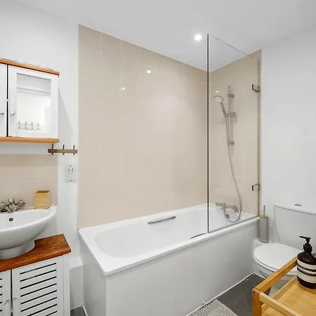 Modern In Canary Wharf Business Hub Apartment London