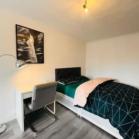 Apartment Charming 3-bedroom, Bow,