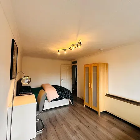 Apartment Charming 3-bedroom, Bow, London