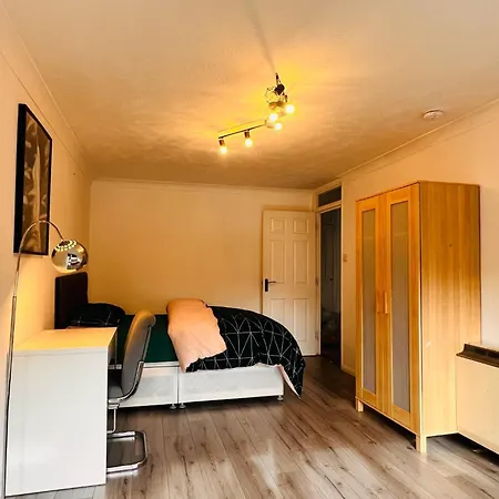 Charming 3-bedroom, Bow, Apartment London