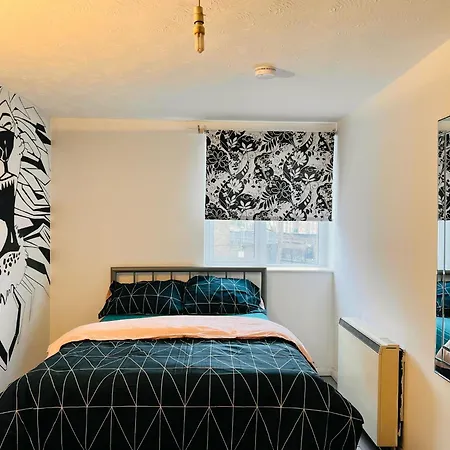 Charming 3-bedroom, Bow, *