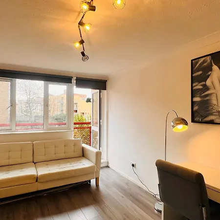 Charming 3-bedroom, Bow, Apartment *