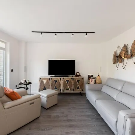 Stylish 3-bed Townhouse With 3 Baths In Southgate London