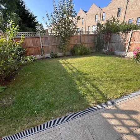 Stylish 3-bed Townhouse With 3 Baths In Southgate London