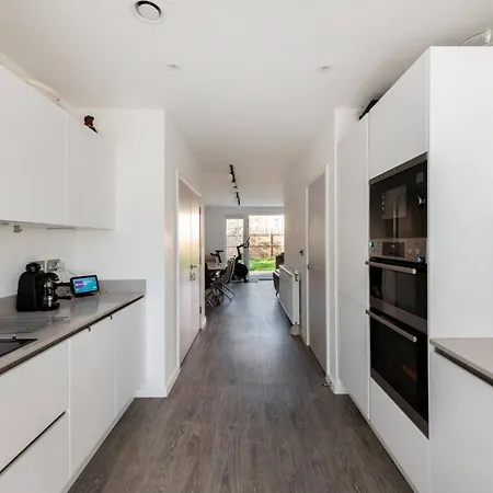 Stylish 3-bed Townhouse With 3 Baths In Southgate *
