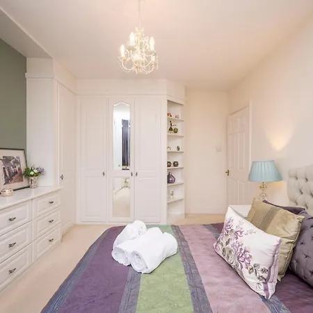 Holiday home Spacious 3bedroom House Near Crystal Palace Pass The Keys *