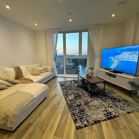 Stunning Luxury 2 Bedroom Apartment *