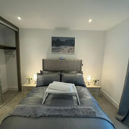 Stunning Luxury 2 Bedroom *