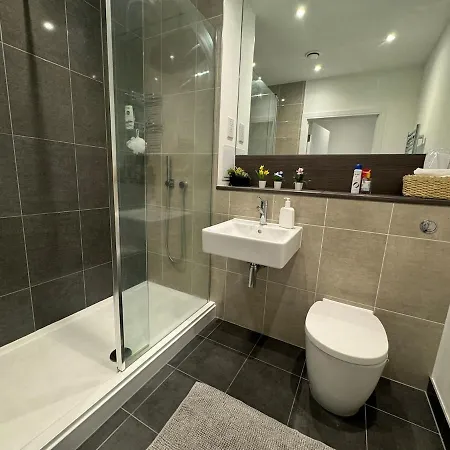 Stunning Luxury 2 Bedroom Apartment *