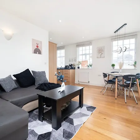 Spacious 2-bed Near Stockwell & Brixton Free Wifi & Quick Access Apartment *