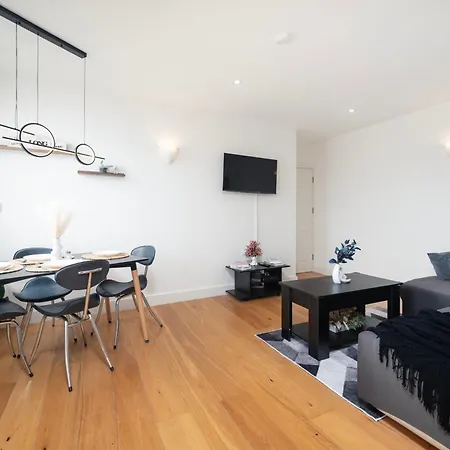Family Friendly 2 Bed Apartment In Heart Of Stockwell, Free Wifi 12 Mins To Buckingham Palace & Kings Cross Apartment *