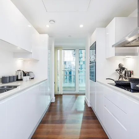 3 Bed In Canary Wharf, Weekly & Monthly Offers London