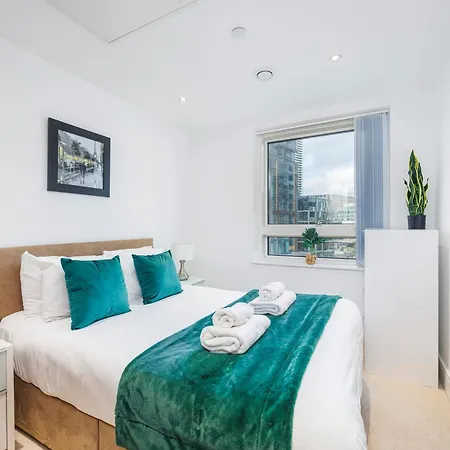 3 Bed In Canary Wharf, Weekly & Monthly Offers London