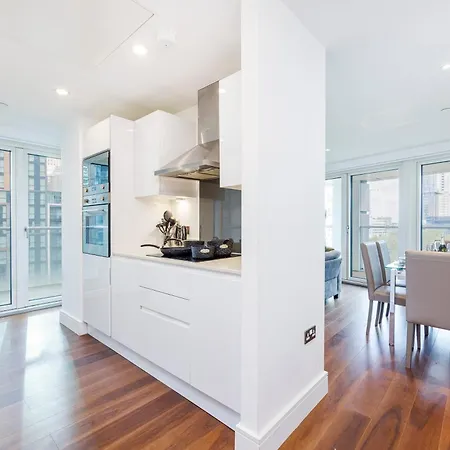 3 Bed In Canary Wharf, Weekly & Monthly Offers London
