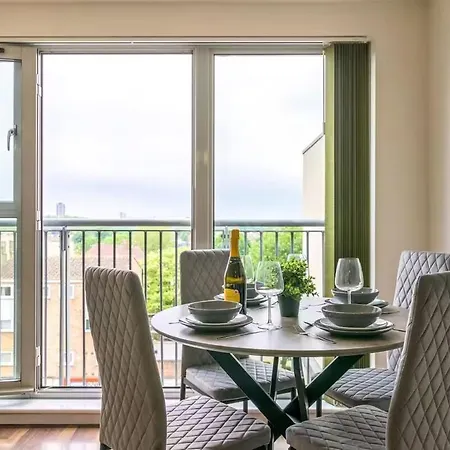 2 Bed Close To Excel And Elizabeth Line With Wi-fi London