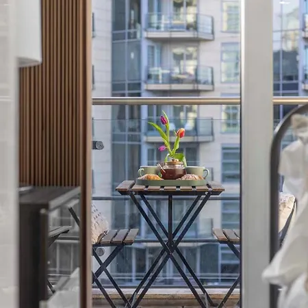 Elegant Thames-view 2-bed Haven Gym & Balcony London
