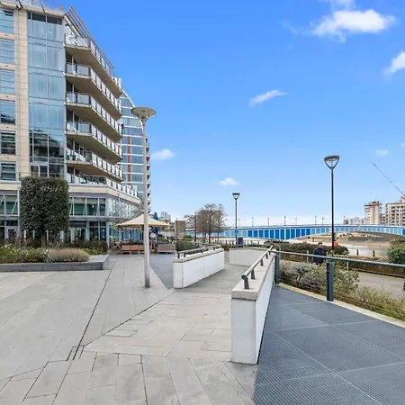 Elegant Thames-view 2-bed Haven Gym & Balcony London
