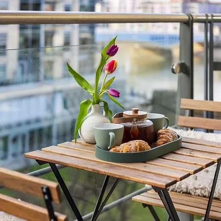 Elegant Thames-view 2-bed Haven Gym & Balcony * London