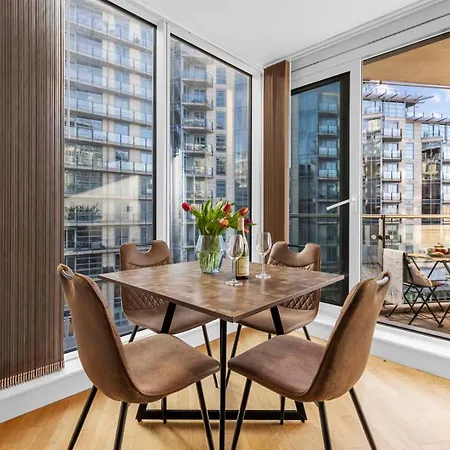 Elegant Thames-view 2-bed Haven Gym & Balcony Apartment *