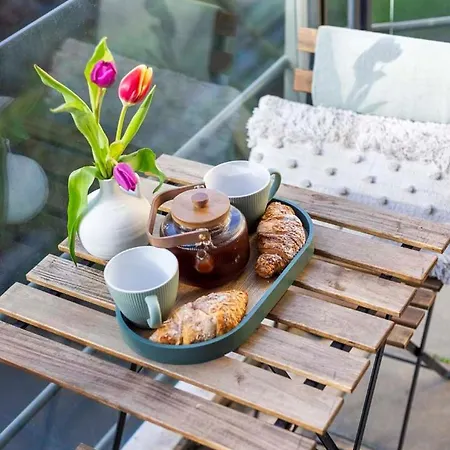 Elegant Thames-view 2-bed Haven Gym & Balcony Apartment *