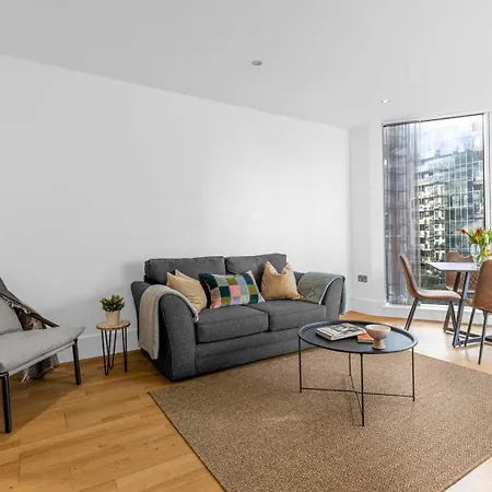 Elegant Thames-view 2-bed Haven Gym & Balcony Apartment London