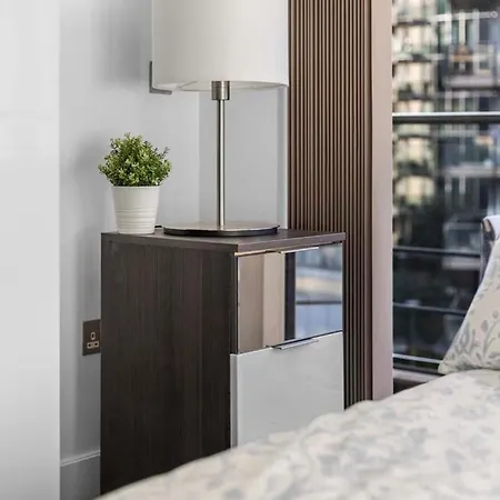 Elegant Thames-view 2-bed Haven Gym & Balcony *