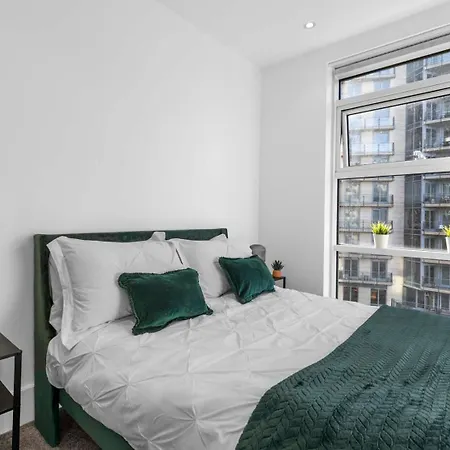 Elegant Thames-view 2-bed Haven Gym & Balcony * London