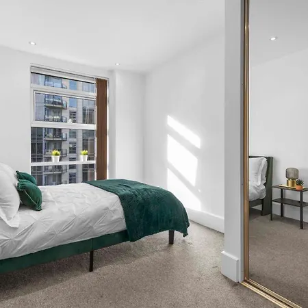 Elegant Thames-view 2-bed Haven Gym & Balcony