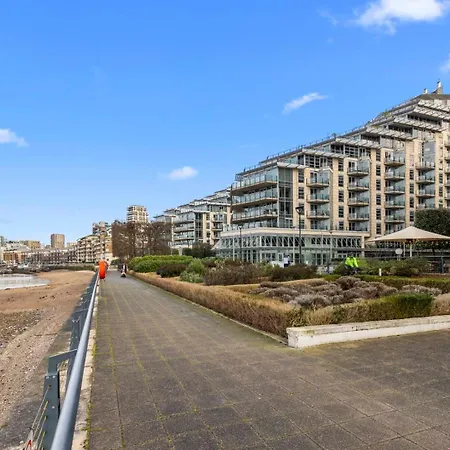 Elegant Thames-view 2-bed Haven Gym & Balcony Apartment London