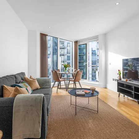 Elegant Thames-view 2-bed Haven Gym & Balcony London