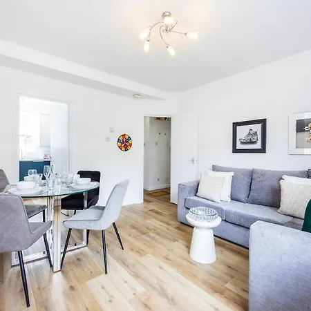 Apartment New 1 Bed Zone 2 Ideal For Contractors Free Parking & Near Uber Boat Pier , Long Welcome , Offers *