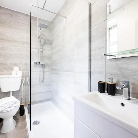 New 1 Bed Zone 2 Ideal For Contractors Free Parking & Near Uber Boat Pier , Long Welcome , Offers Apartment London