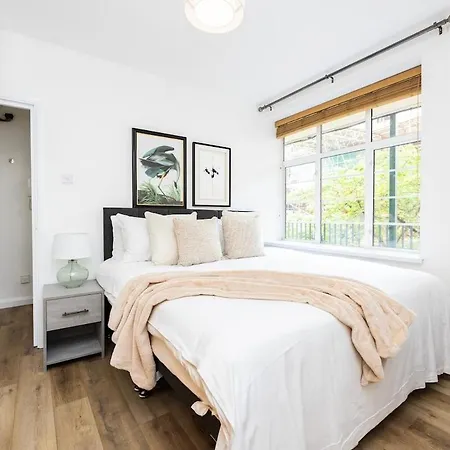 New 1 Bed Zone 2 Ideal For Contractors Free Parking & Near Uber Boat Pier , Long Welcome , Offers *