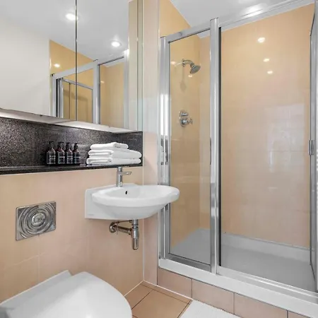 Elegant Thames-view 2-bed Haven Gym & Balcony London