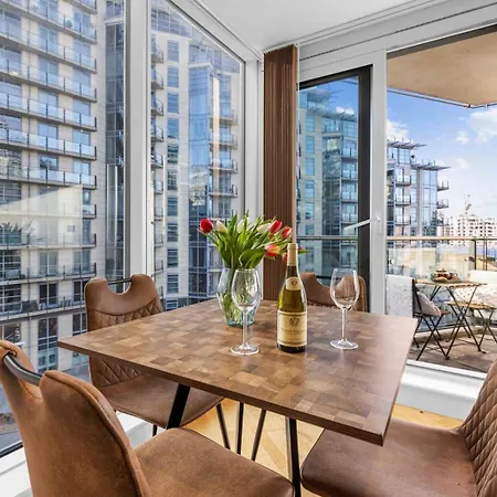 Elegant Thames-view 2-bed Haven Gym & Balcony