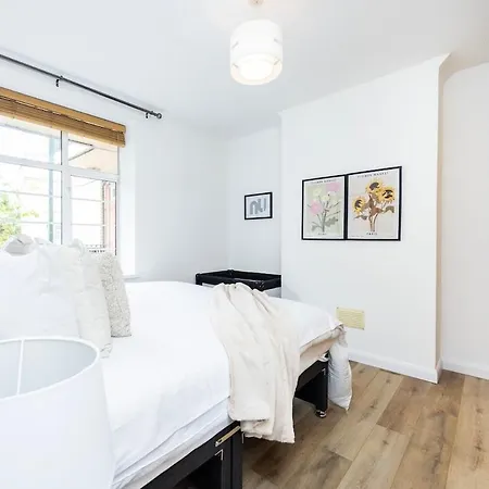 Apartment New 1 Bed Zone 2 Ideal For Contractors Free Parking & Near Uber Boat Pier , Long Welcome , Offers
