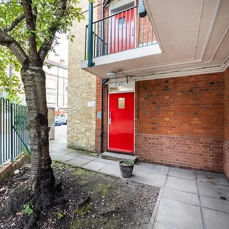 New 1 Bed Zone 2 Ideal For Contractors Free Parking & Near Uber Boat Pier , Long Welcome , Offers *
