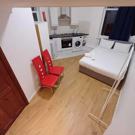 Modern Queenspark Apartment *