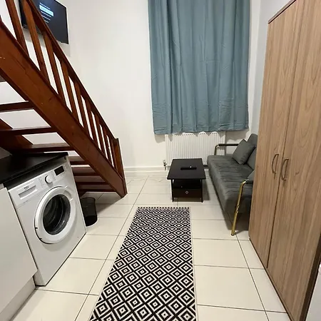 Apartment Modern Queenspark London