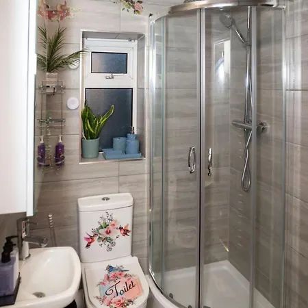 4 Bedroom House Rented By The Londra