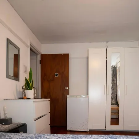 4 Bedroom House Rented By The * Londra