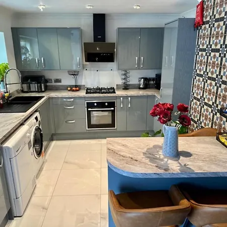 4 Bedroom House Rented By The Londra