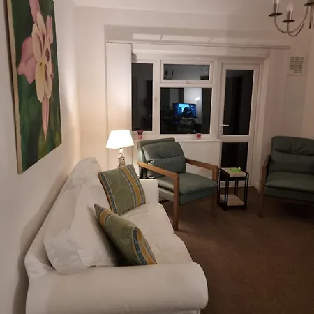Conveniently Located Comfortable Close To Notting Hill Apartment London