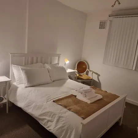 Conveniently Located Comfortable Close To Notting Hill