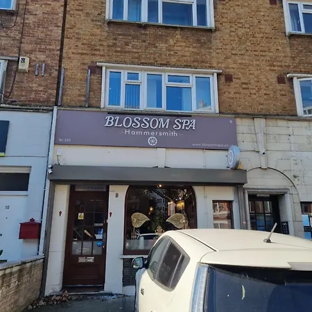 Conveniently Located Comfortable Close To Notting Hill Apartment