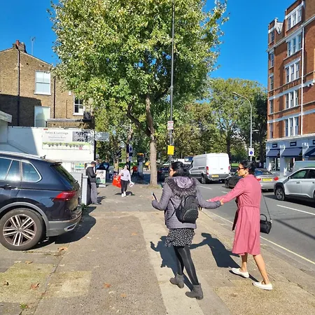 Conveniently Located Comfortable Close To Notting Hill Apartment *