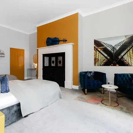 Off Oxford Circus! Large Unique Artist's Family And Friends Apartment