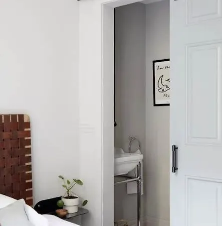 Stunning 1 Bedroom Minutes From Angel Tube Apartment