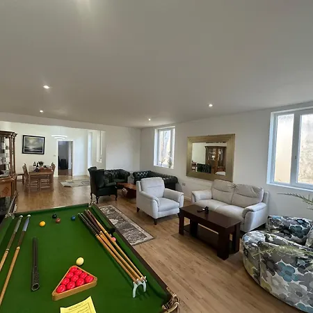 North Spacious: 7-bedroom Group Retreat With Gym Holiday home