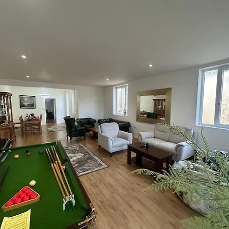 North Spacious: 7-bedroom Group Retreat With Gym Holiday home